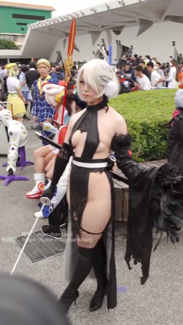 lagi rame2nya kosplay eh keliatan tempiknya basah