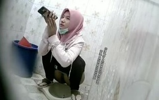 Jilbab Cantik Berak Di WC Umum