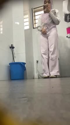 Ngintip jilbab cantik pipis