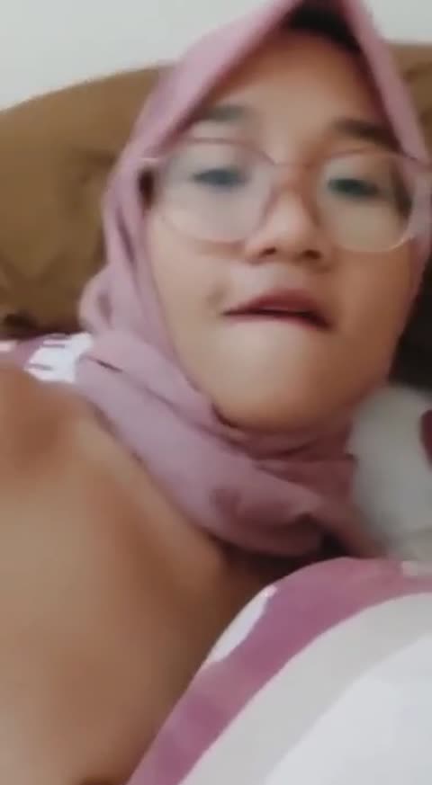 ABG Hijab Cantik Colmek Sambil Pamer Pantat
