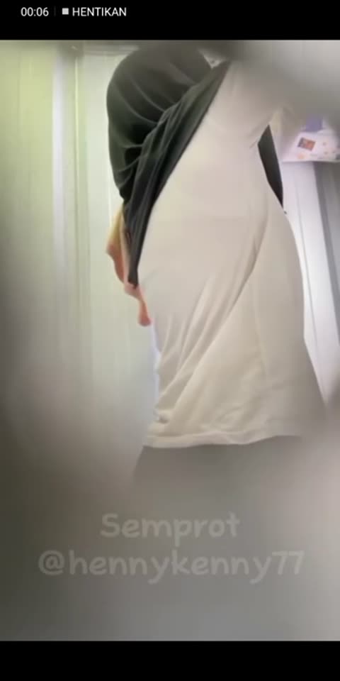 Ngintip Cewek Seksi Lagi Mandi