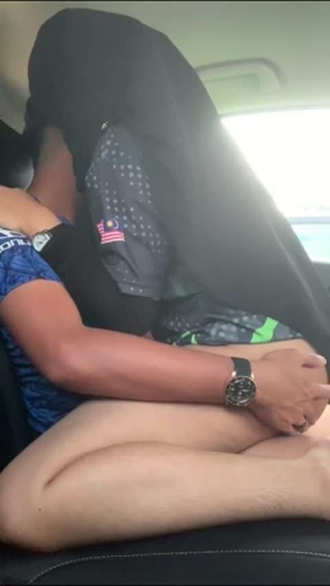 Viral Hijabers Cantik Melayu Ngentot di Dalam Mobil