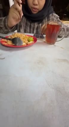 Hijab lagi makan disuruh spill tt