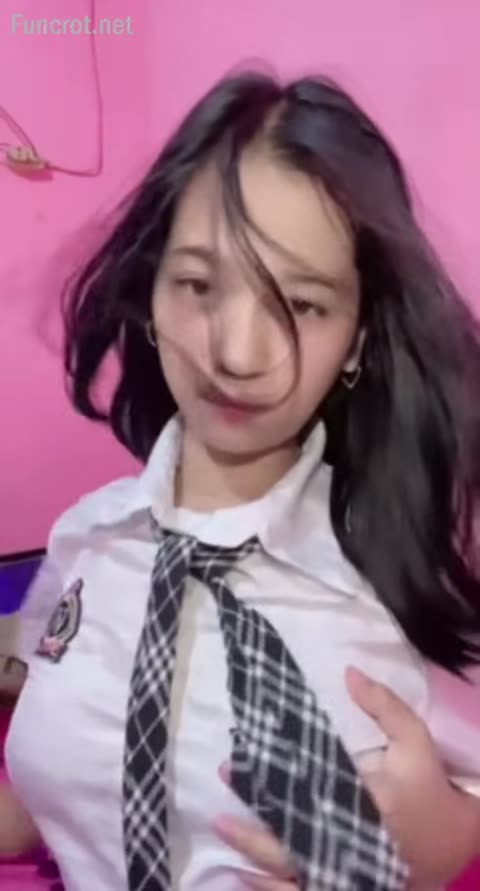 ABG Cantik Lagi Sange Buka Baju Depan Kamera