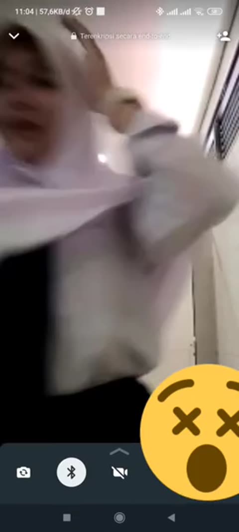 Gadis Esemah Berjilbab Bugil Depan Kamera