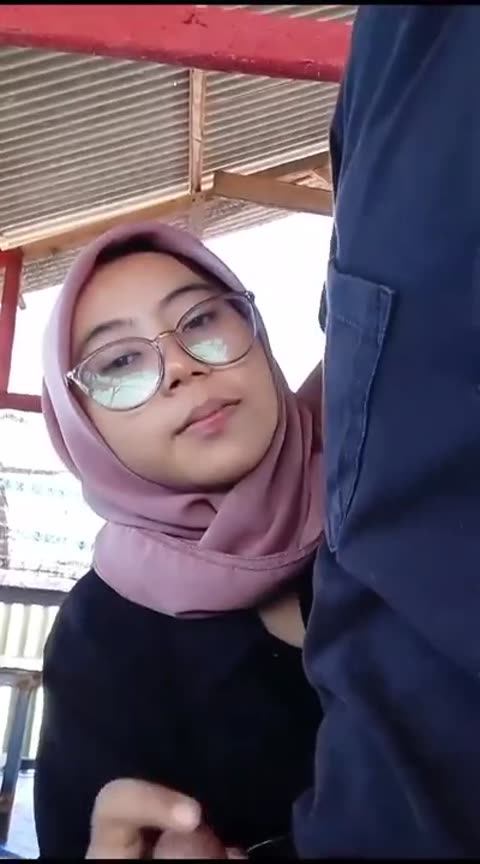 Hijabers Binal Sepong Kontol Pacar Outdoor