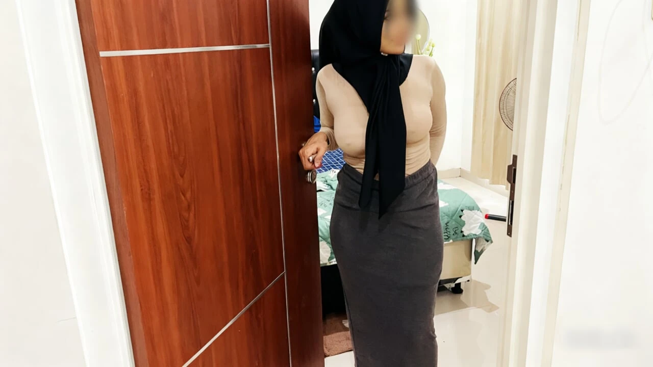 Ibu Teman Saya Dengan Hijab Seksi Yang Menggoda
