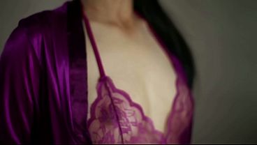 Istriku Memukau Dengan Lingerie Satin Ungu Yang Seksi