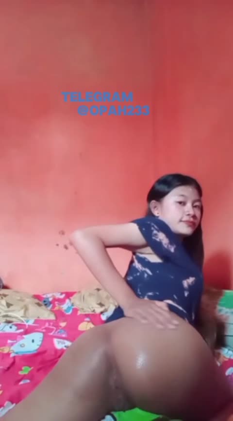 Pantat Dikasi Minyak Biar Mulus Trus Masturbasi Pake Guling