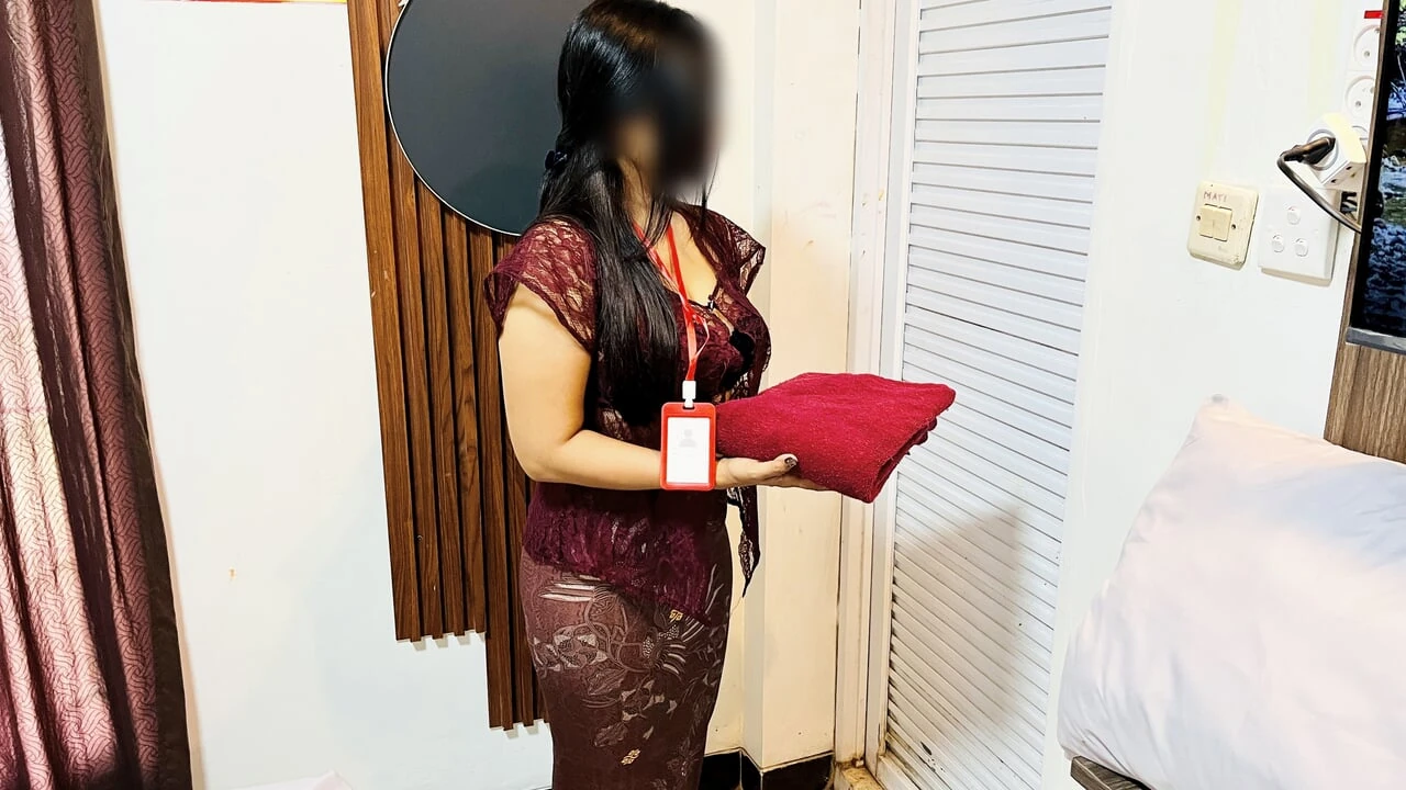 Pelayan Hotel Berbaju Kebaya Merah Terjebak Bersama Tamu