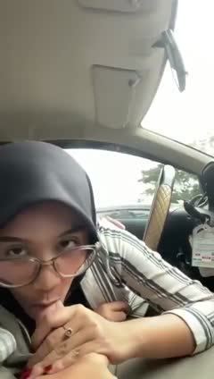 Cewe Jilbab Sepongin Cowoknya di Mobil, Kontolnya bau jengkol katanya! — VIDEY