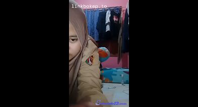 Hijab Esemah Nglampiasin Birahi Pake Guling – Bokep Indo